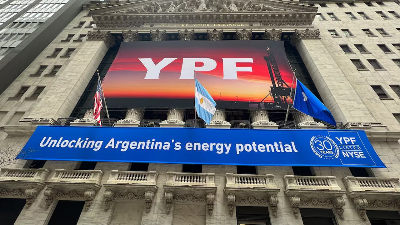 Argentina debía pagar originalmente 16.000 millones de dólares más intereses.