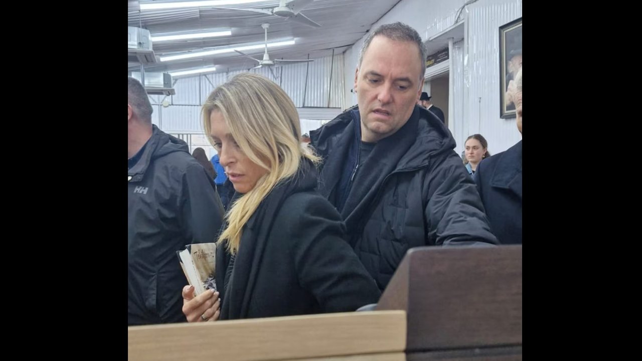 Manuel Adorni en Nueva York, junto a su esposa, quien lo acompañó junto a la comitiva presidencial