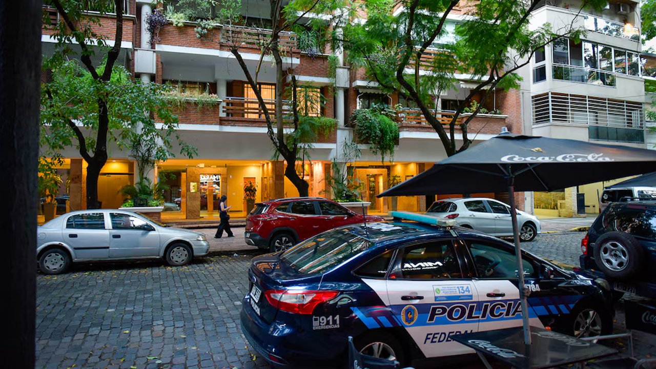 El edificio de Adorni en Caballito, custodiado por la Policía Federal