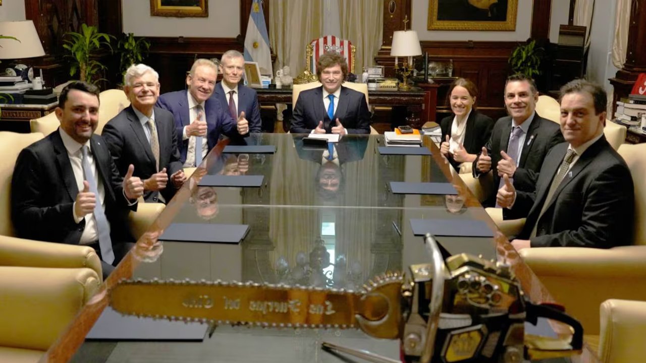 Javier Milei se reunió en la Casa Rosada con los abogados del estudio de EE.UU. que logró un fallo favorable en el caso YPF.