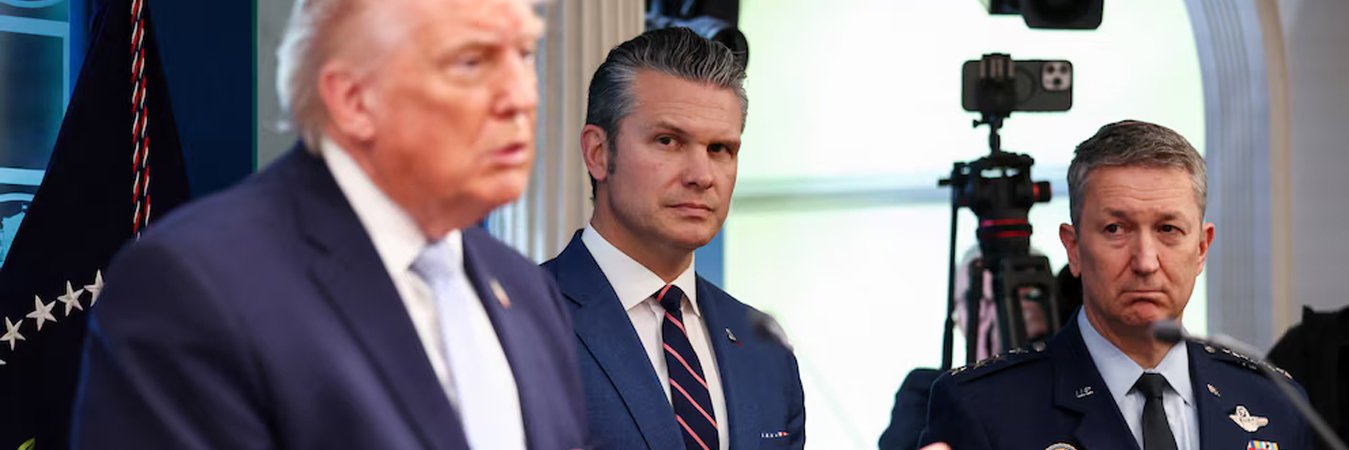 El secretario de Defensa de Estados Unidos, Pete Hegseth, y el presidente del Estado Mayor Conjunto, general Dan Caine, escuchan al presidente Donald Trump