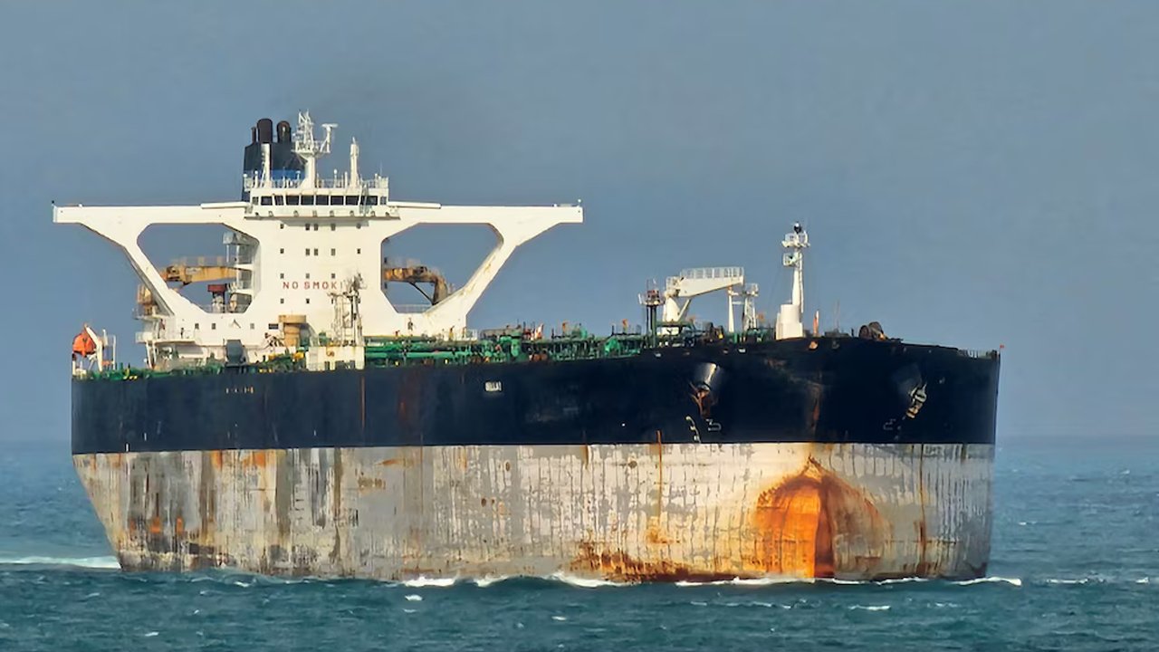 El buque cisterna Bella 1 en el estrecho de Singapur, el 18 de marzo de 2025. EEUU intenta incautar el petrolero, ahora llamado Marinera, tras persecución de dos semanas en el Atlántico con buques rusos cerca.